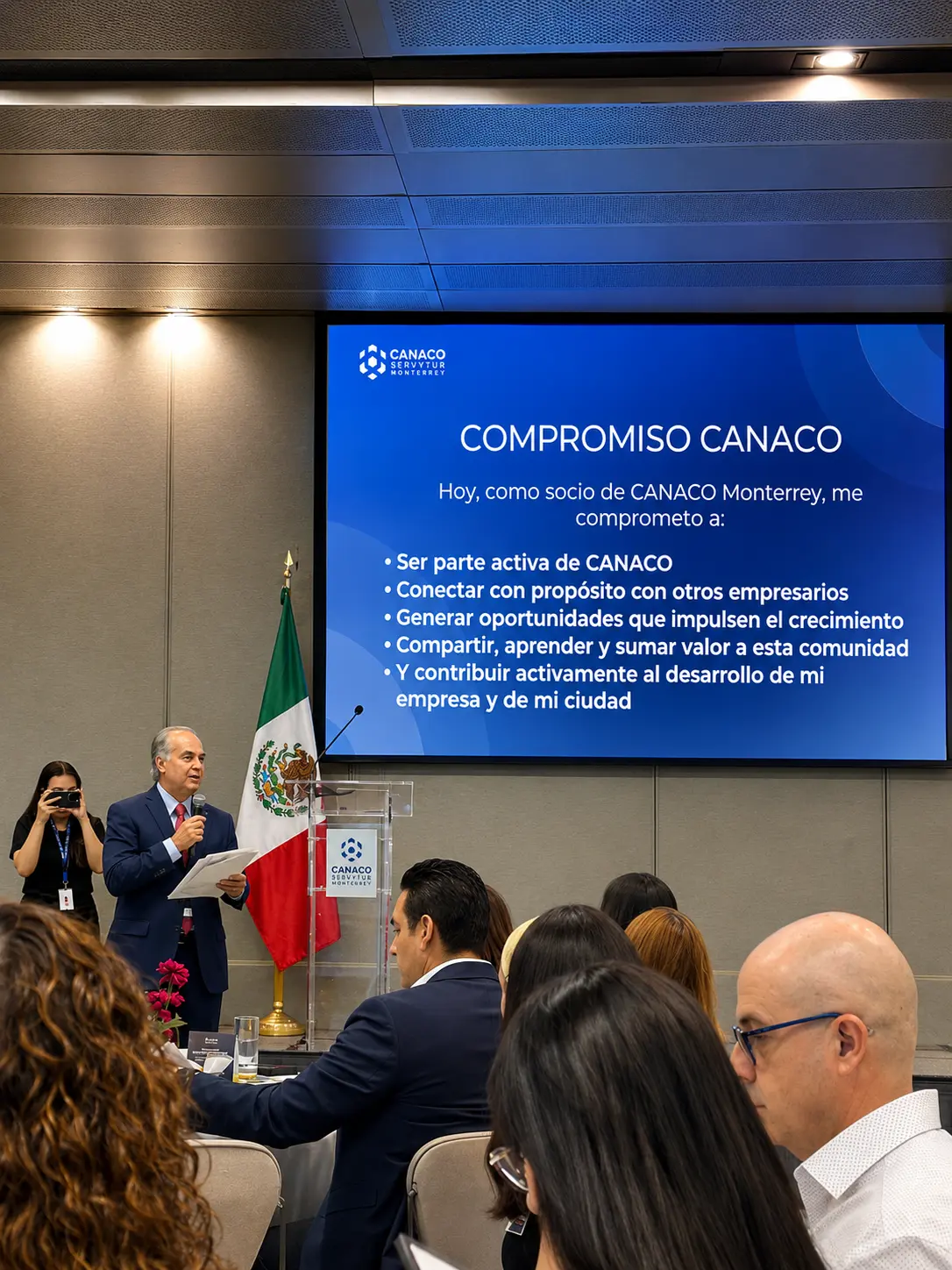 Presentación del compromiso de los nuevos socios durante el encuentro de CANACO Monterrey