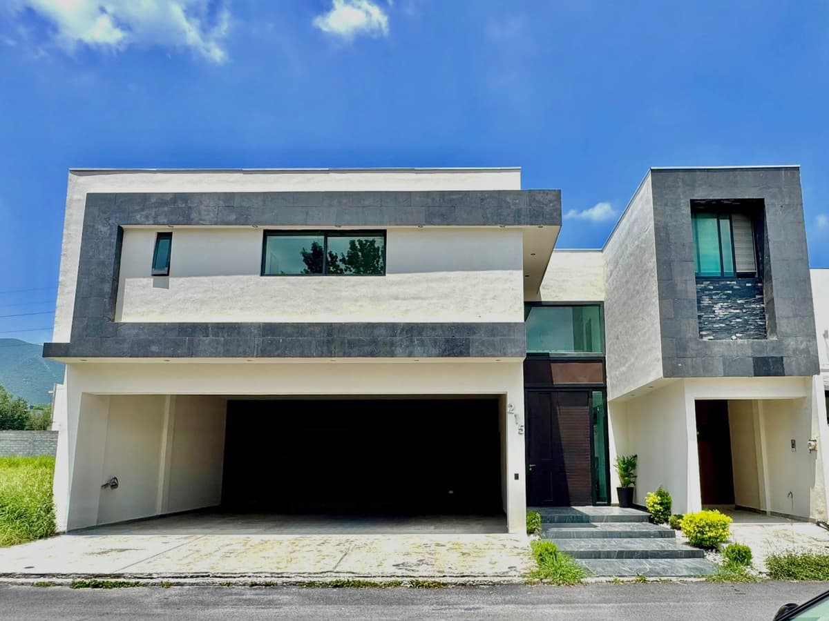 Casa en Venta en El Uro, Monterrey, Nuevo León